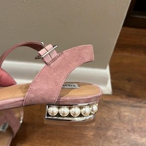 Pretty sandals with pearls